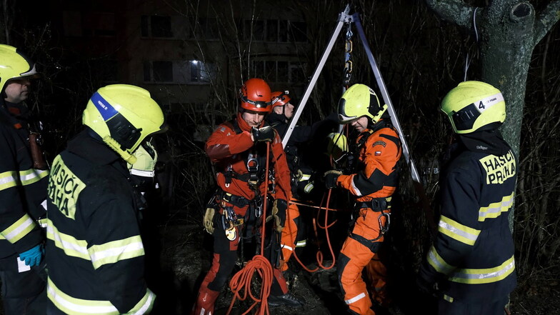 Eine Frau ist in Prag in einen 15 Meter tiefen Kanalschacht gestürzt.
