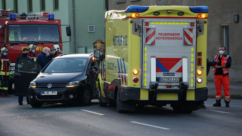 Auf der Ampelkreuzung auf der B 96 in Königswartha kollidierten ein Rettungswagen und der VW Golf (im Bild). Eine VW-Insassin erlitt Verletzungen.