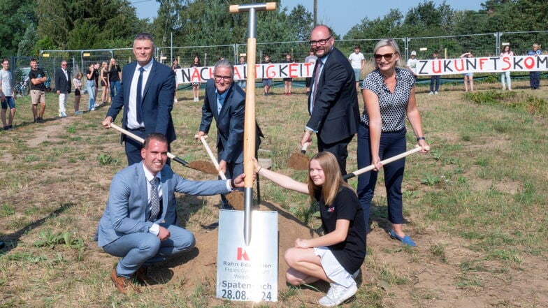 Spatenstich mit Bürgermeister Siegfried Zenker,  Martin Seffner von der Rahn Education, Bildungsminister Christian Piwarz, der CDU-Landtagsabgeordneten Daniela Kuge (v.l.n.r.), Schulleiter Florian Foltin und Schülervertreterin Maria Günther (beide vorn).