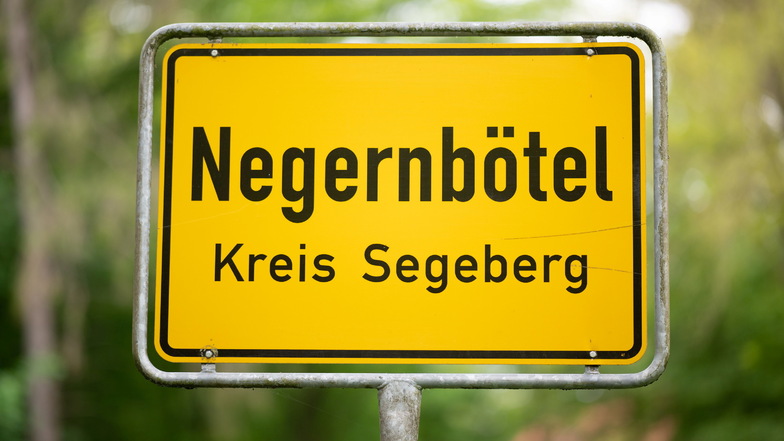 Das Ortsschild des Ortes Negernbötel im Landkreis Segeberg. Die Grüne Jugend Segeberg möchte den Namen des Dorfes ändern.
