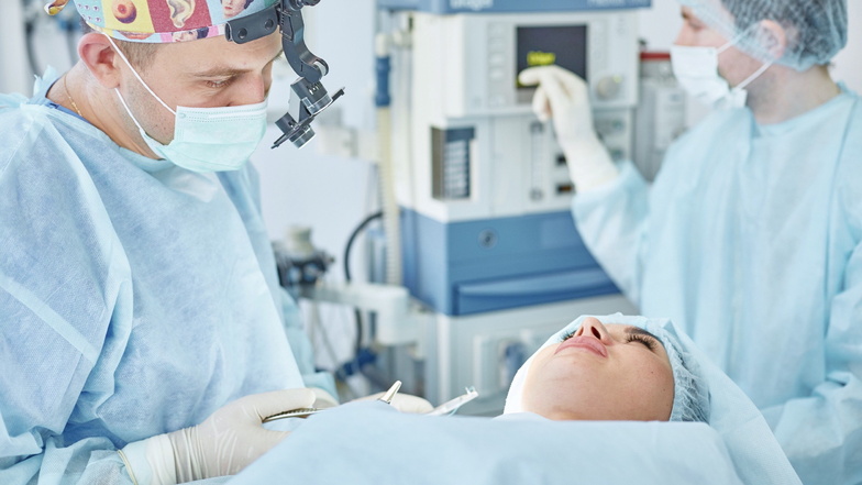 Die Kontrolle der Vitalfunktionen während der ambulanten OP obliegt meist dem Anästhesisten.