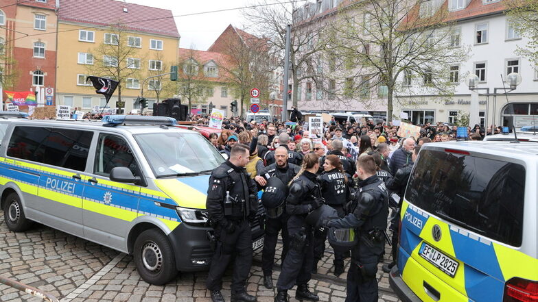 Polizeibeamte stehen vor der Gegendemonstration bei der AfD-Veranstaltung "Zukunft für Deutschland" in Erfurt.