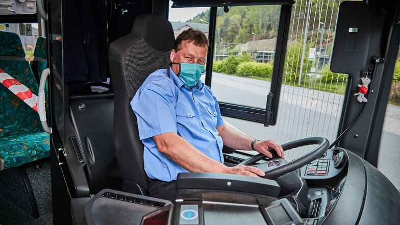 Jeder Busfahrer hat eine Bedeckung für Mund und Nase dabei, muss sie aber nicht dauerhaft tragen.