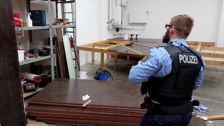 Unglücksort in Pirna: Unter dem Stapel Siebdruckplatten am Boden wurde der Arbeiter eingeklemmt.