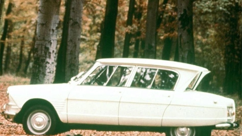 Am Anfang war der 2CV ein hässliches Entlein. Doch schon Anfang der 60er-Jahre kam Citroëns darauf, den Kleinwagen als ausgewachsene Limousine zu tarnen. Parallel fuhr die Sahara-Ente mit Allrad-Antrieb. Beide Varianten aber nur in geringer Stückzahl. Ein