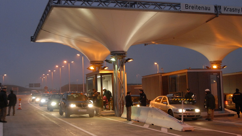 Am 21. Dezember 2006 rollte erstmals der Verkehr über den neuen Autobahnübergang über die Grenze.