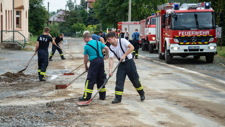 In Pohla befreiten Feuerwehrleute ein Straße von Schlamm.
