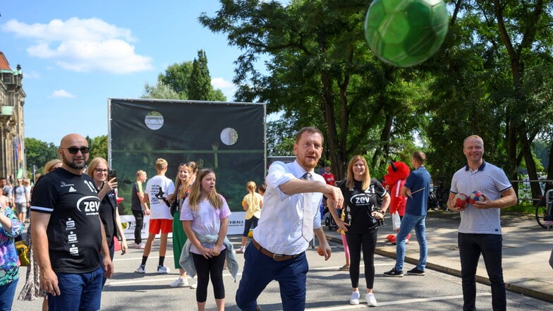 In der Vergangenheit hat sich Sachsens Regierungschef Kretschmer selbst sportlich beim Tag des offenen Regierungsviertels betätigt, wie hier vor zwei Jahren am Handballstand des HC Elbflorenz.