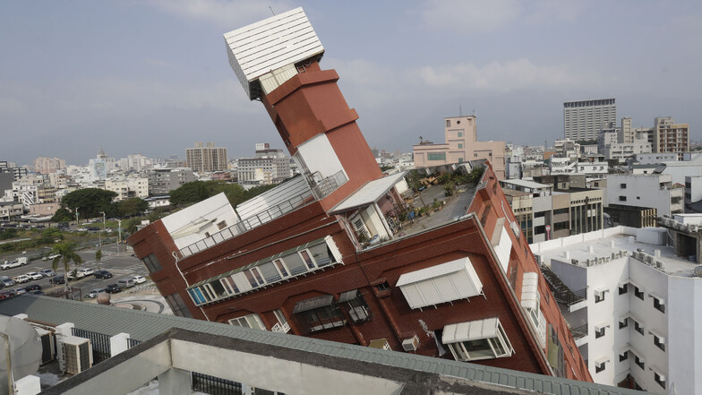 Ein starkes Erdbeben hat am frühen Mittwoch die gesamte Insel Taiwan erschüttert, Gebäude in einer Stadt zum Einsturz gebracht.
