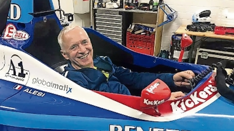 Henner Ruscher im originalen Formel-1-Rennwagen von Jean Alesi.