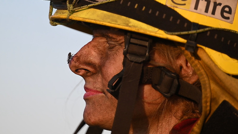 Julia Richardt, freiwillige Helferin bei dem Internationalen Katastrophenschutz Deutschland "@fire" nach dem Einsatz gegen die Waldbrände im Nationalpark Sächsische Schweiz mit einer Bremse auf ihrer Nase.