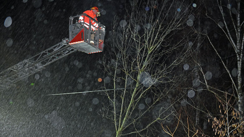 Im Bautzener Ortsteil Bolbritz mussten Feuerwehrleute am späten Sonntagabend einen Baum beseitigen, der in eine Stromleitung gekippt war.