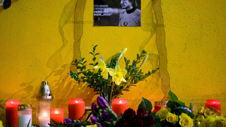Am Rudolf-Harbig-Stadion in Dresden hat der Verein eine Gedenkstätte für den verstorbenen Dixie Dörner eingerichtet. Auch beim Spiel in Hannover wird ihm am Sonntag gedacht.