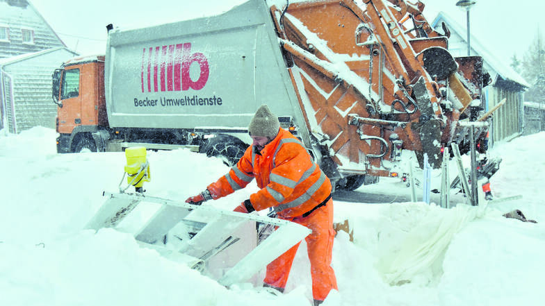 Die Entsorgungsfirma Becker kämpft sich in Altenberg durch den Schnee.