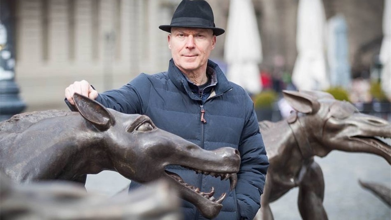 Künstler Rainer Opolka (60) aus Brandenburg hat am Neumarkt in Dresden 66 Skulpturen von Wölfen aufgestellt.