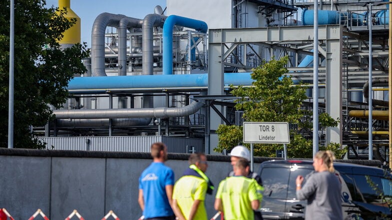 Mitarbeiter des Spezialgasherstellers Linde stehen vor dem Chemiepark Leuna. Im Chemiepark Leuna ist am Morgen ein Feuer ausgebrochen.