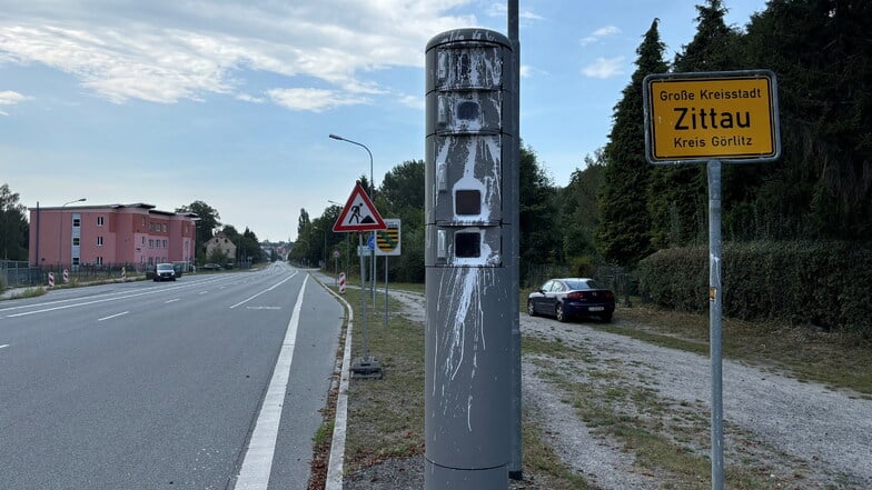 Auf die beiden Video-Überwachungssäulen an der Grenze an der Chopinstraße wurde ein Farbanschlag verübt.