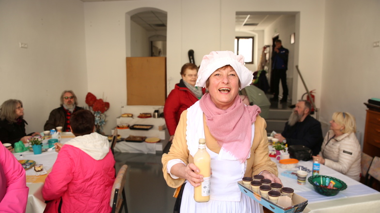 Das Schokoladenmädchen Karin vom Heimatverein Wiesa.