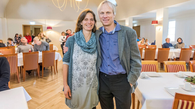 Hier freuten sich Adelheid und Markus Peglau über die abgeschlossene Sanierung des Saal im Haus Seeblick in Paulsdorf. Nun bitten sie zum ersten Mal zum öffentlichen Tanz.