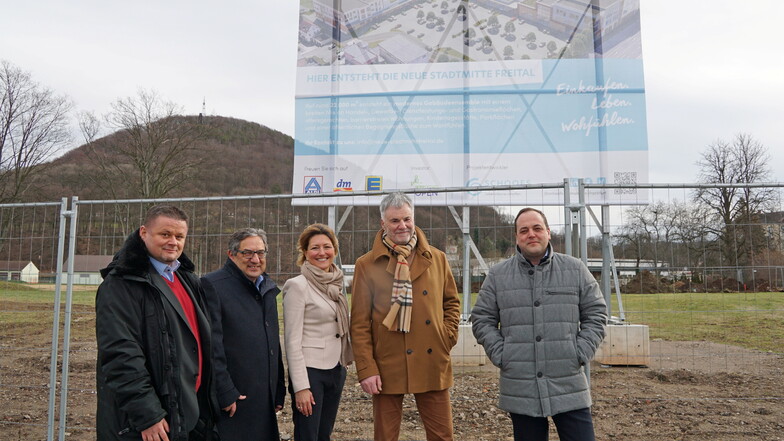 Im März 2023 posierten Investor Mohamed Younis (2. v. li.) und Oberbürgermeister Uwe Rumberg (2. v. re.) mit Planern und zukünftigen Mietern vor dem Grundstück.