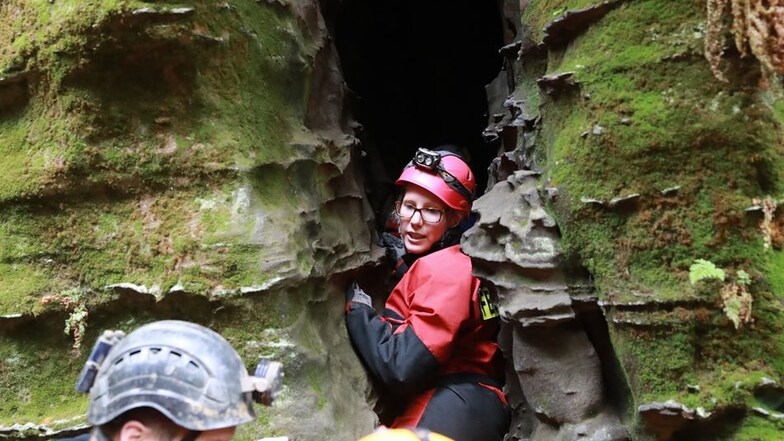 Schon der Einstieg in die Höhle ist schwierig, erst recht mit Ausrüstung.
