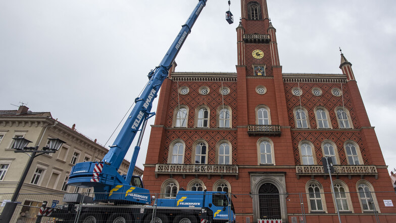 Der große Kran der Firma Felbermayr überragte am Freitag das Kamenzer Rathaus deutlich. Der Korb war bis in eine Höhe von 35 Metern gehievt worden.