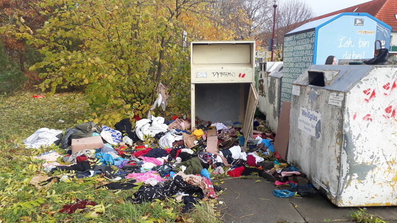 Die Kleidercontainer an der Albert-Schweitzer-Straße wurden offenbar gezielt aufgebrochen und geplündert. So sah es im Herbst 2023 mehrmals aus.