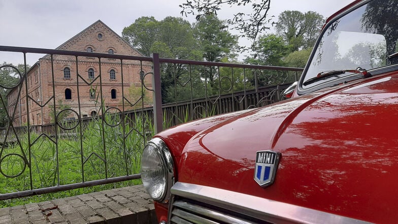 Dieser rote Mini Cooper hat bei der Oldtimerschau Insel Classic in Uhyst, die in diesem jahr zum 5. Mal stattfand, bereits seinen Stammplatz. Am Wochenende kamen mehrere hundert Klassiker an die Spree und noch viel mehr Besucher.