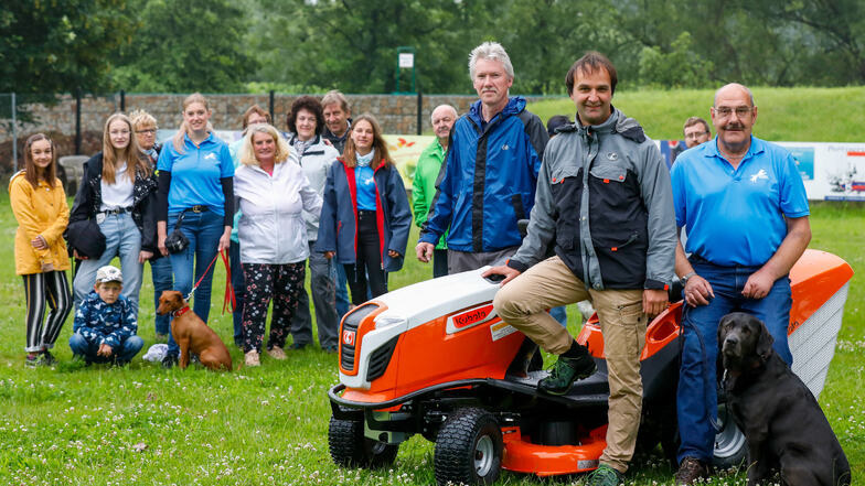 Steffen Liebsch (vorn Zweiter von rechts), von SH Technikservice von Neukirch/ Lausitz hat einen Rasentraktor im Wert von 4.000 Euro an den Hundesportverein Leuba übergeben.