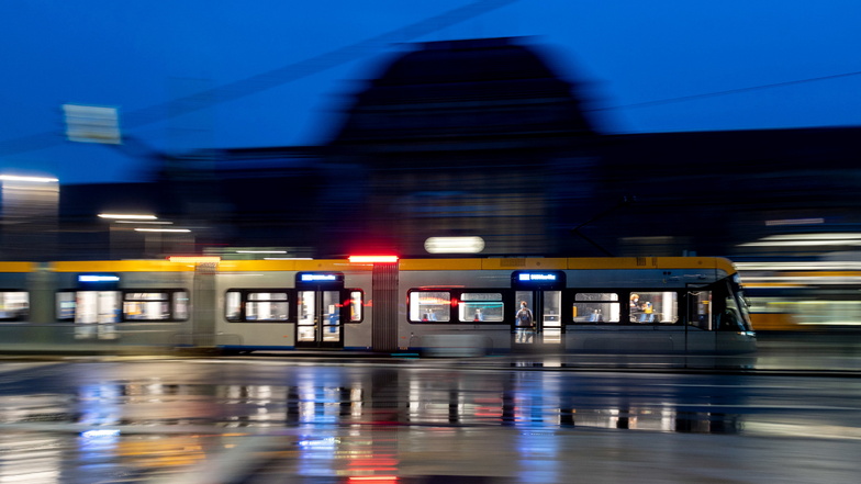 in 71-Jähriger ist am Donnerstag an einer Straßenbahnhaltestelle am Leipziger Hauptbahnhof tödlich angefahren worden.