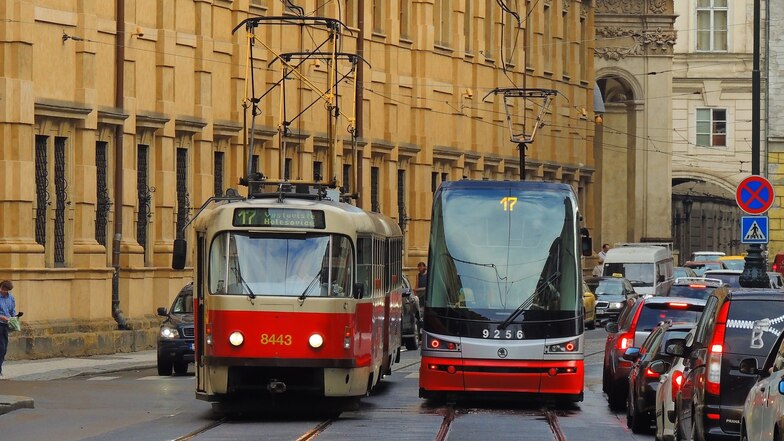 In Straßenbahnen in Prag ist ein Mann unterwegs, der Frauen von hinten die Haare abschneidet.