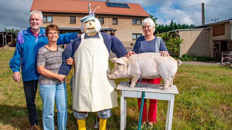 Jörg Keul und Christiane Fischer gehören zum Vorbereitungskomitee des Langenauer Heimatfestes. Viele Bürger haben dafür schon ihre Grundstücke geschmückt.