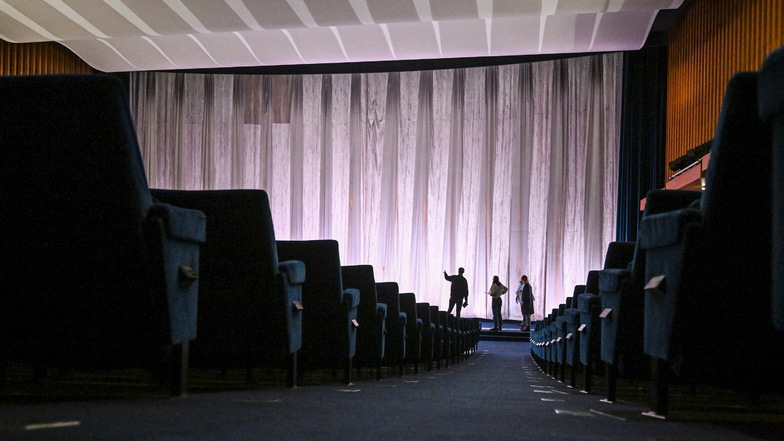 Bei einer Führung wird im Kino International an der Karl-Marx-Allee der Zuschauerraum mit dem Vorhang vor der Kinoleinwand gezeigt.