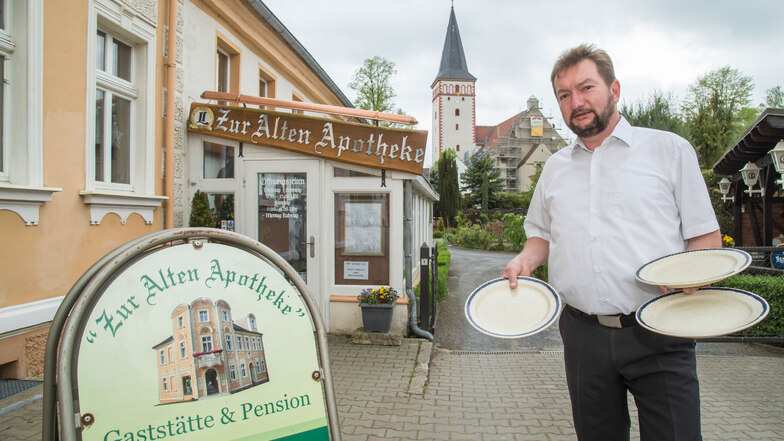 Henry Kieslich hofft, dass er in seiner Kodersdorfer Gaststätte "Zur alten Apotheke" bald wieder volle Teller anbieten kann.