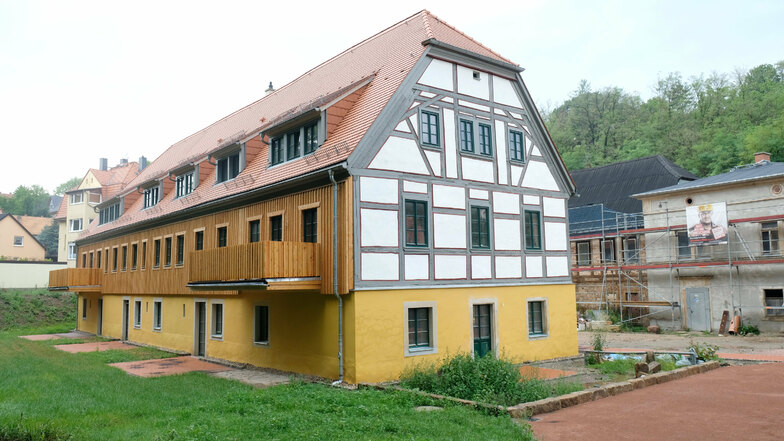 Statt einer Ruine sieht man nun ein fertiges Fachwerkhaus, das zum gemütlichen Wohnen am Burgberg einlädt.