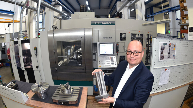 Lars Friedrich, Geschäftsführer der Havlat Präzisionstechnik GmbH Zittau, vor einer der neuen Maschinen.