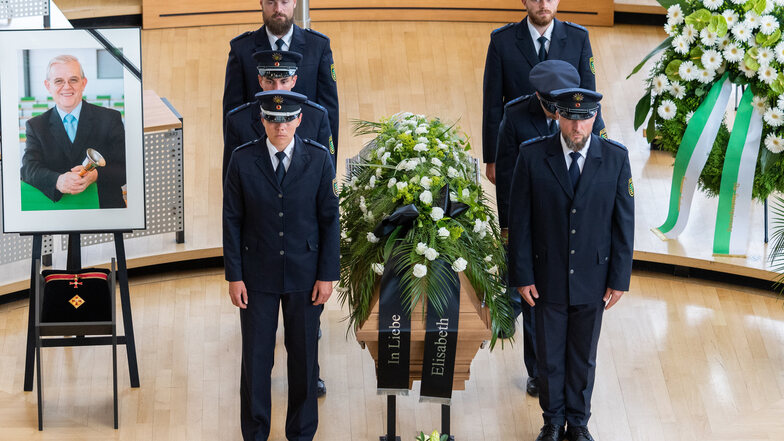 Polizisten stehen vor Beginn des Trauerstaatsakts für den ehemaligen sächsischen Landtagspräsidenten Erich Iltgen neben seinem Sarg und einem Porträt im Plenarsaal im Sächsischen Landtag.