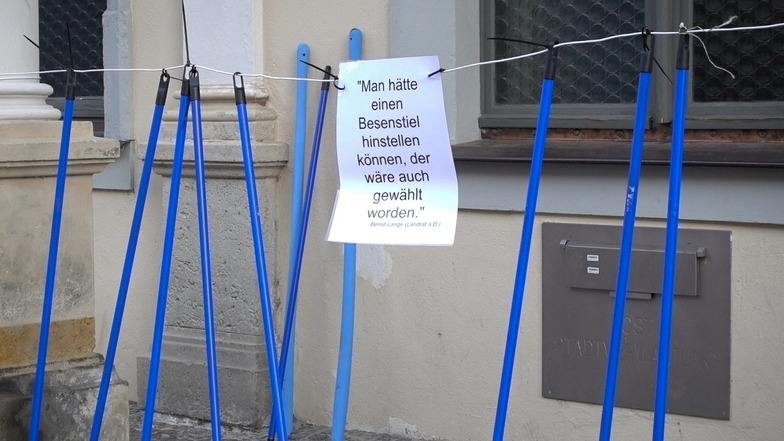 Blaue Besenstiele vor dem Rathaus: Kunstaktion als satirischer Willkommensgruß an den neuen Oberbürgermeister.
