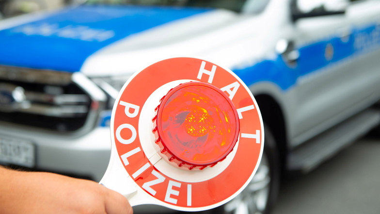 Dresdner Polizei hält überladenen Kleintransporter an