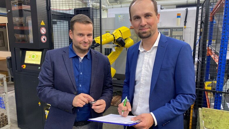 Stefan Zetzsch (r.) und Mirko Rietzschel sind seit einem Jahr das neue Duo an der Spitze der Schiekel Präzisionssysteme GmbH.