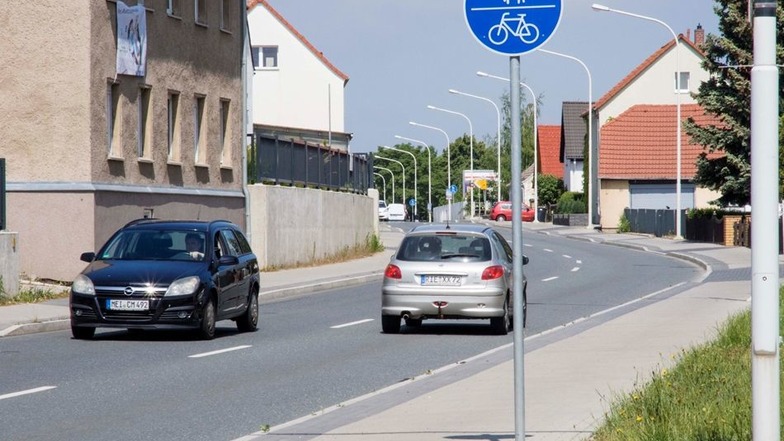 Seit dem Ausbau der Strehlaer Straße führt der Radweg über den gut ausgebauten Gehweg. Radfahrer fühlen sich dort sicherer. Laut ADFC zeigt die Statistik allerdings, dass alle sicherer ankommen, wenn sich Radler und Autofahrer die Straße teilen, weil so d