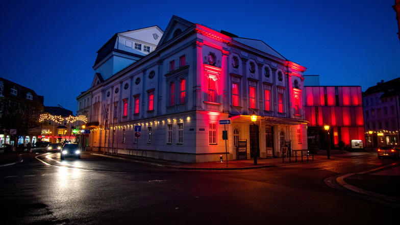 Das Döbelner Theater war für die Aktion rot beleuchtet.