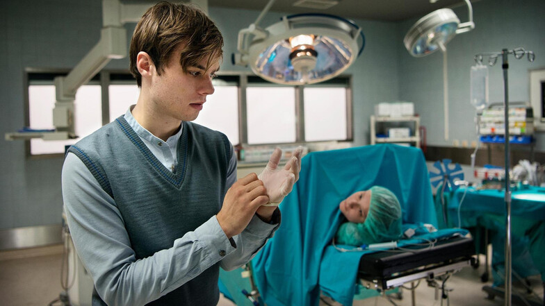 Jonas Fleischhauer (Tom Gronau, l.) verschafft sich illegal Zutritt zum Operationssaal, in dem die 16-jährige Larissa (Paraschiva Dragus) auf einen Schwangerschaftsabbruch wartet.