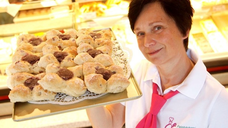 Sabine Schuster von der gleichnamigen Oderwitzer Bäckerei verkauft natürlich auch dieses Jahr wieder traditionelle leckere Reformationsbrötchen.