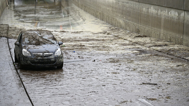 Allein für bei Starkregen beschädigte Autos mussten Versicherer in Sachsen 23 Millionen Euro zahlen.