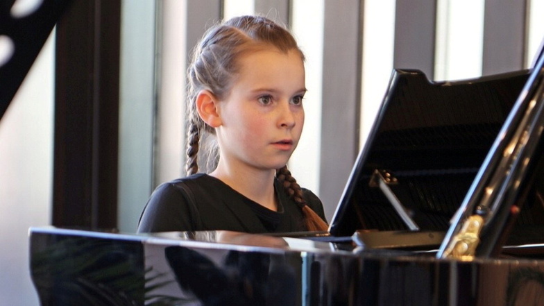 Hermine
Hertwig erreichte beim Regionalwettbewerb "Jugend musiziert" einen ersten Preis in der Kategorie Duo Klavier und Streichinstrument.