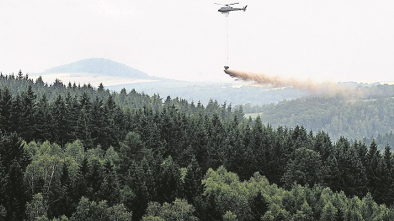 Nicht nur in der Sächsischen Schweiz, auch im Osterzgebirge verteilt der Hubschrauber Kalk über den Wäldern.