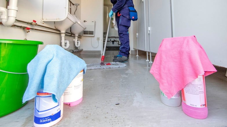 Symbolfoto: Die Gewerkschaft IG BAU äußert sich zur Lohnsituation in der Reinigungsbranche.