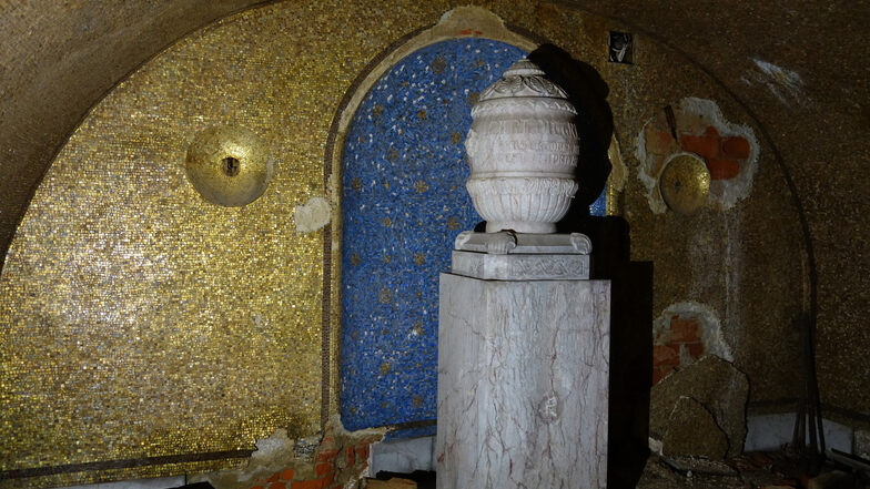 Das Goldmosaik in der Krypta mit der Urne von Carl Dittrich.