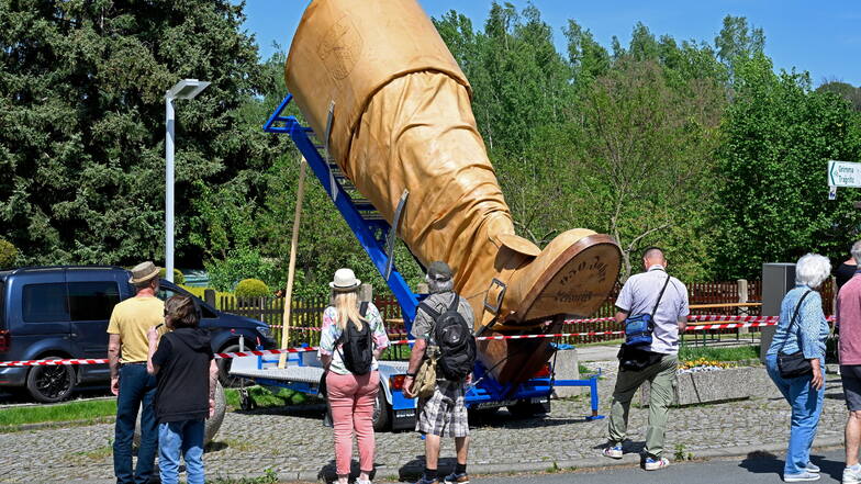 Unweit des Kulturbahnhofes ist der Riesenstiefel  ein Hingucker und beliebtes Fotomotiv.